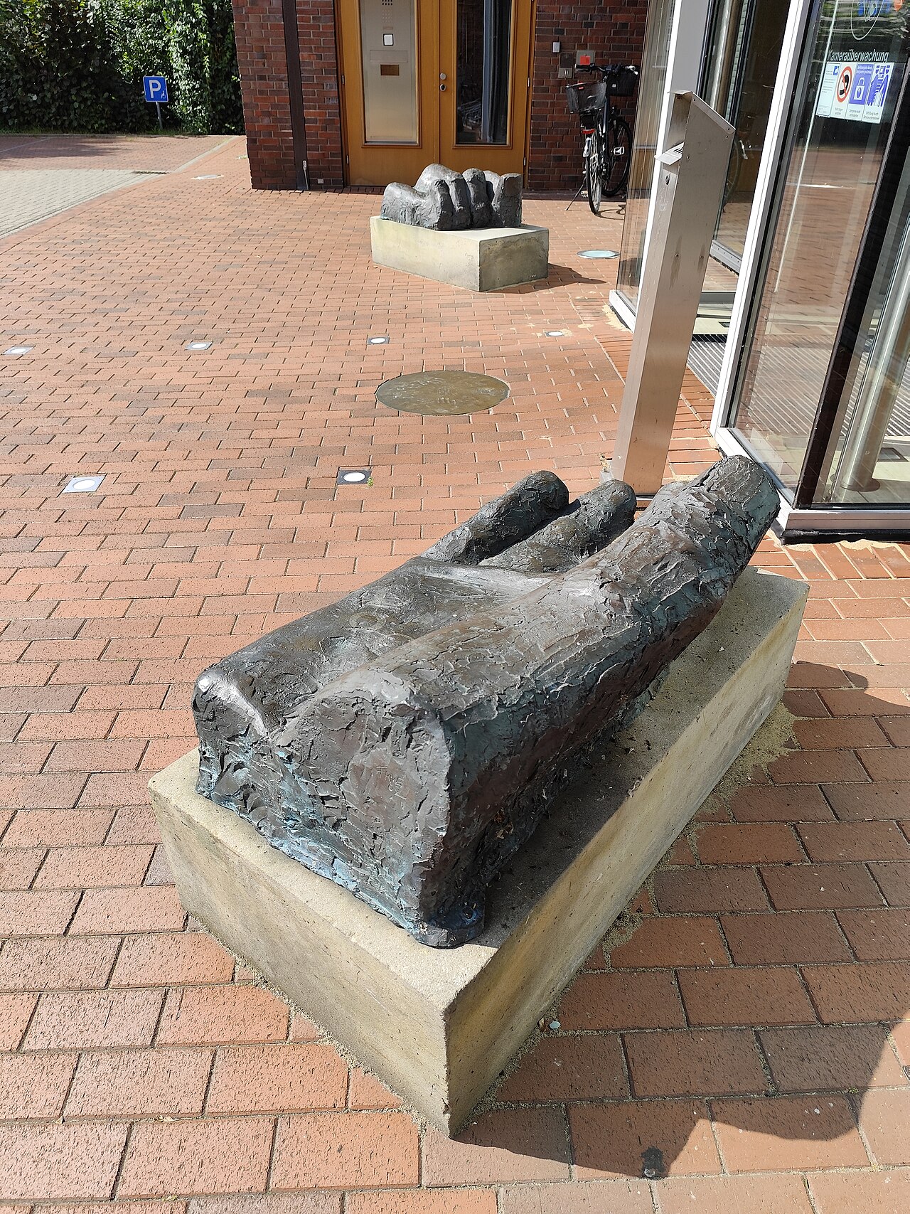 Skulptur von Friedhelm Welge vor der Kreissparkasse in Langwedel