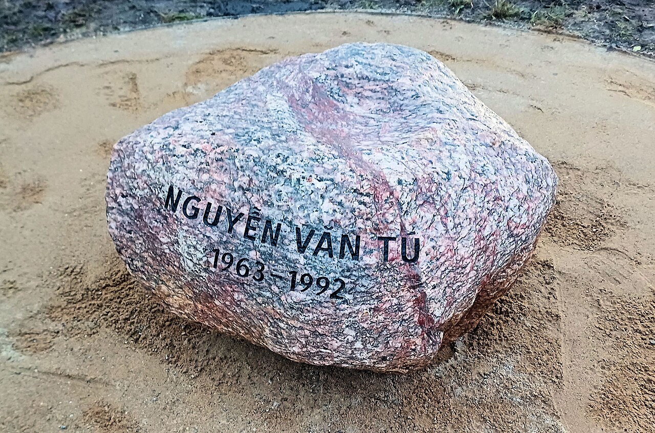 Memorial stone, " Gedenken ist überall " by Susanne Ahner , 2023, Brodowiner Ring, Berlin-Marzahn , Germany