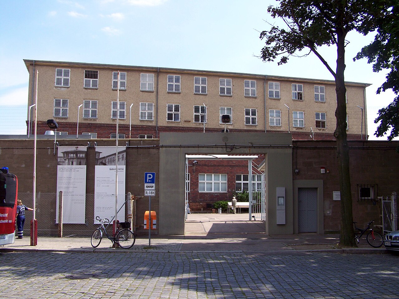Eingangstor der Gedenkstätte Hohenschönhausen