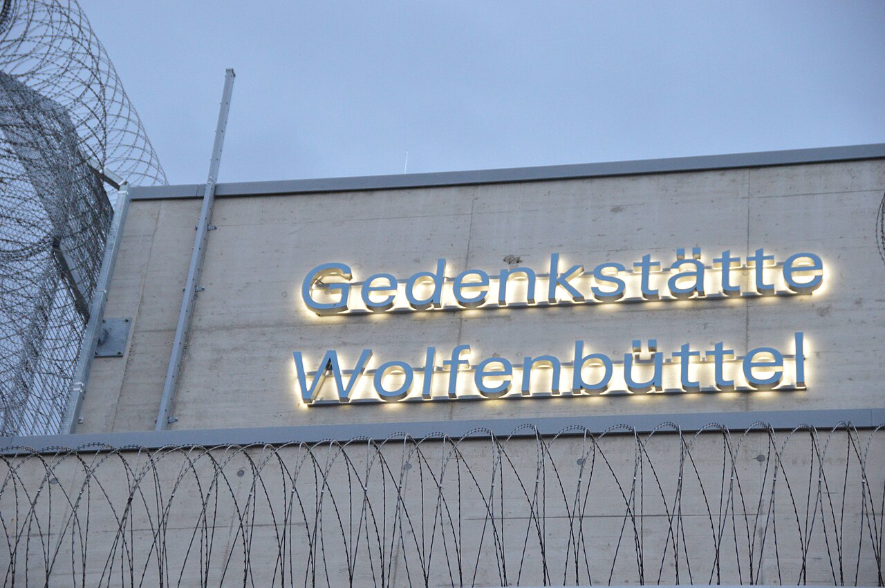 Ansicht der Außenfassade des Dokumentationszentrums beim Aktionstag "Lichter gegen die Dunkelheit" am 27