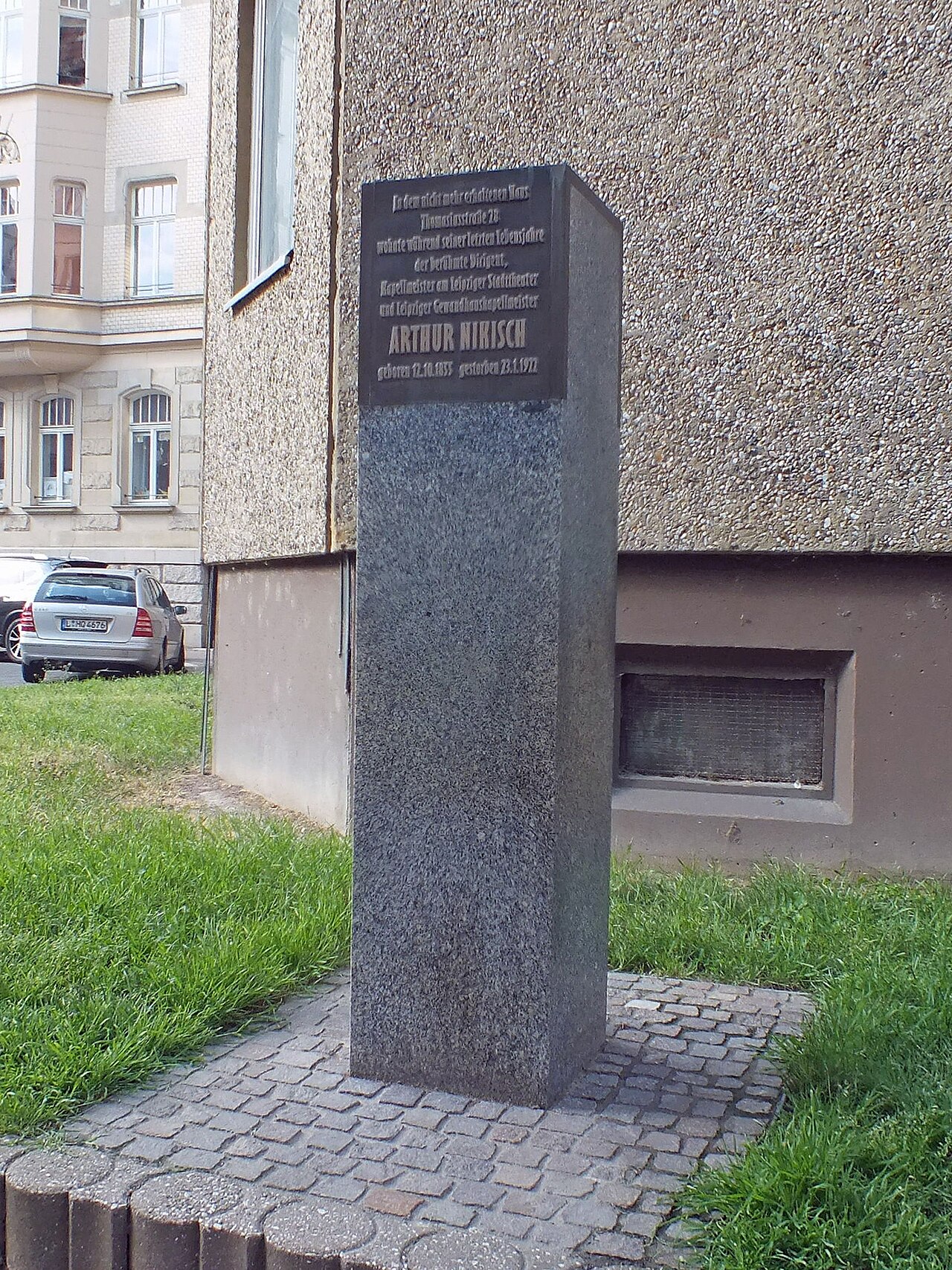 Gedenkstein für Arthur Nikisch vor dem Haus Thomasiusstraße 32 (früher 28) am Nikischplatz in Leipzig