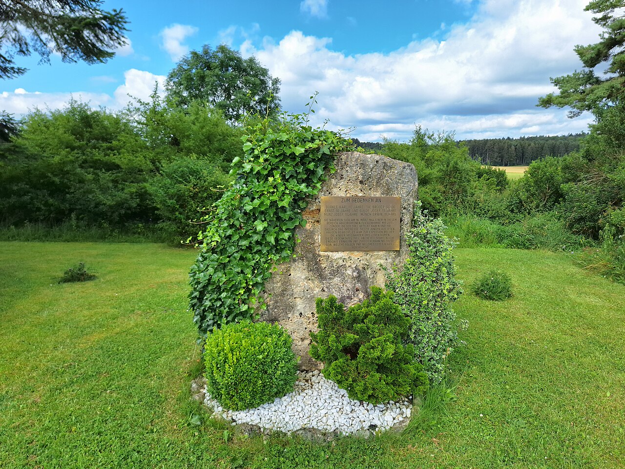 Gedenkstein für fünf am 16
