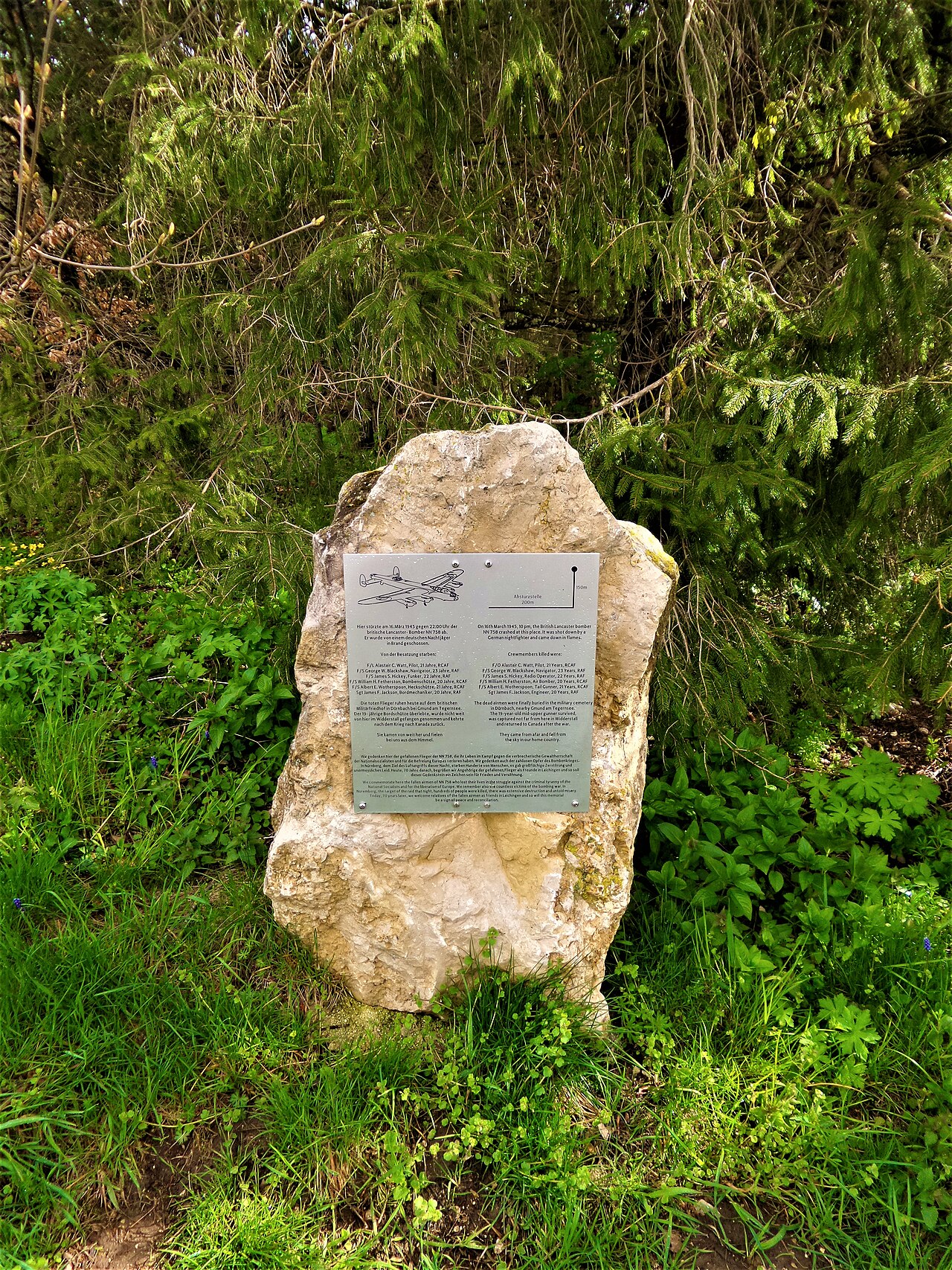 Gedenkstein für den abgeschossenen Lancester-Bomber NN 758 zwischen Laichingen und Hohenstadt