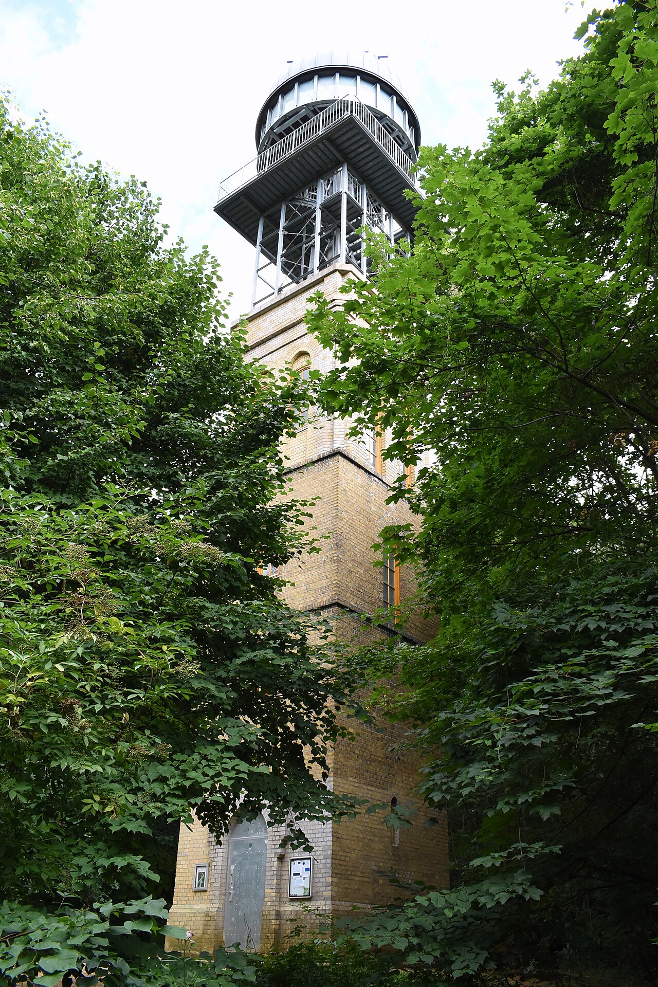 Blick auf den Gelben Turm in Hildesheim im Vorholz südöstlich von Hildesheim