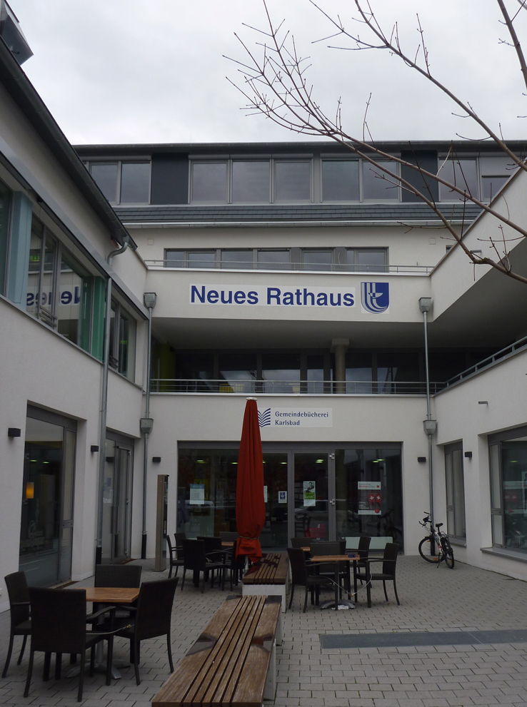 Außenansicht der Gemeindebücherei Karlsbad