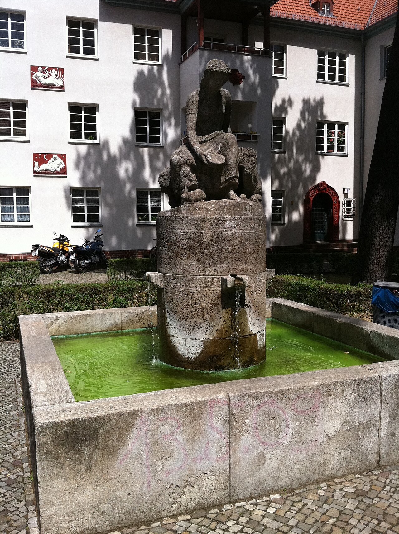 Genoveva-Brunnen in der Harriesstraße in Spandau/Siemensstadt