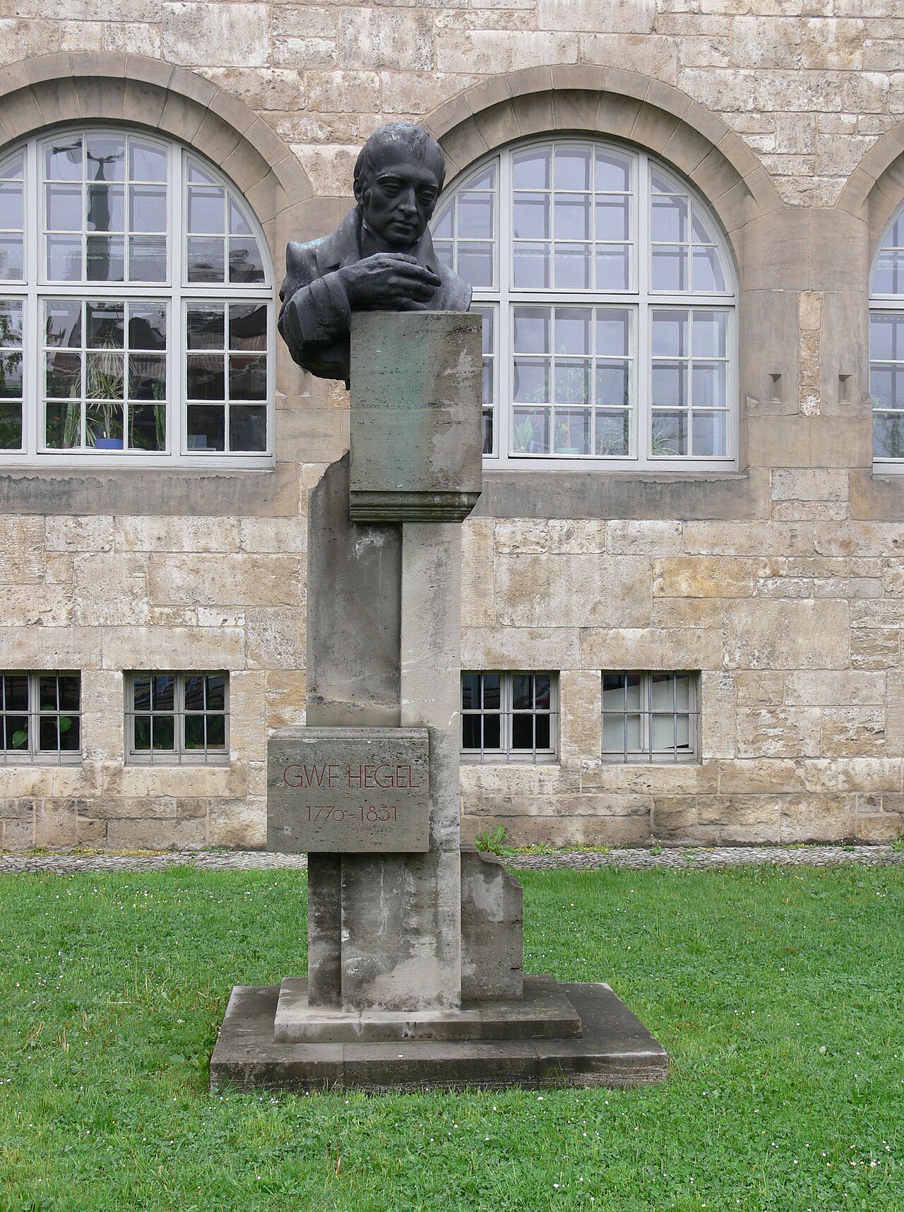 Jena: Denkmal Georg Wilhelm Friedrich Hegel vor dem Universitätshauptgebäude