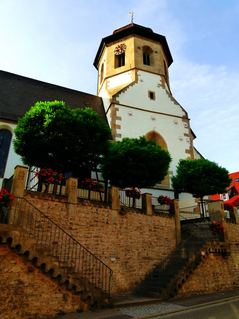 Die Georgskirche in Oberriexingen von der Hauptstraße aus gesehen