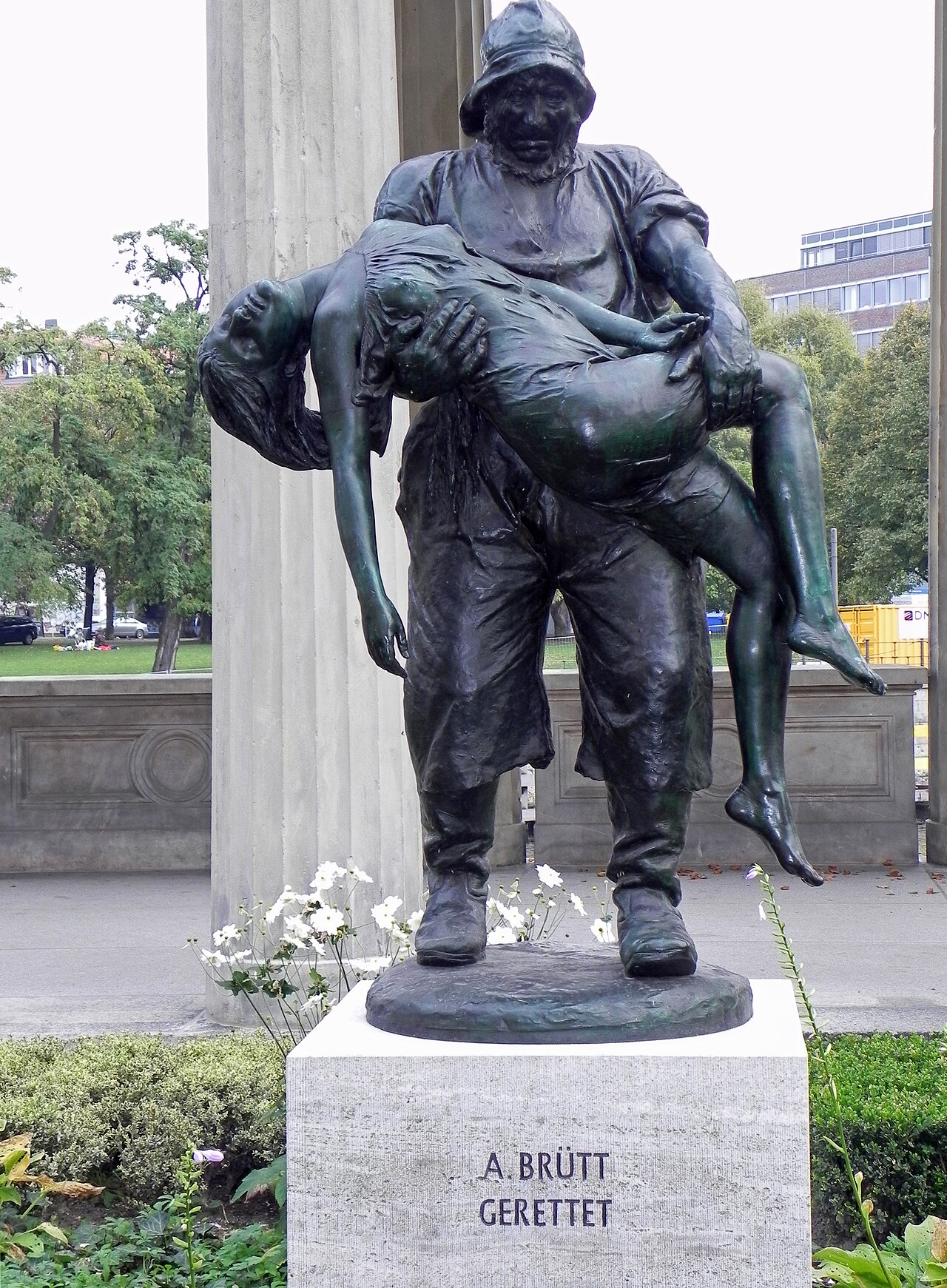 Skulptur "Gerettet" von Adolf Brütt (Zweitguss) Alte Nationalgalerie, Berlin