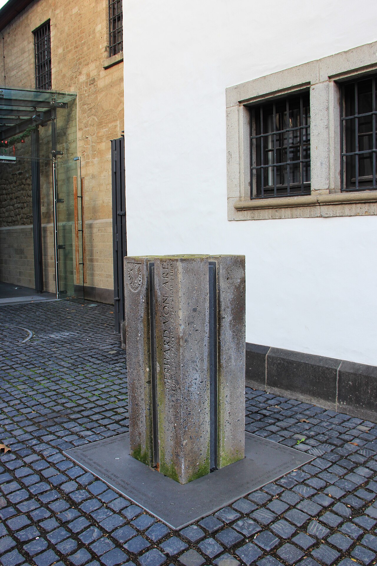 Das Gerhard-von-Are-Denkmal wurde von Stefan Schevardo als Brunnen entworfen