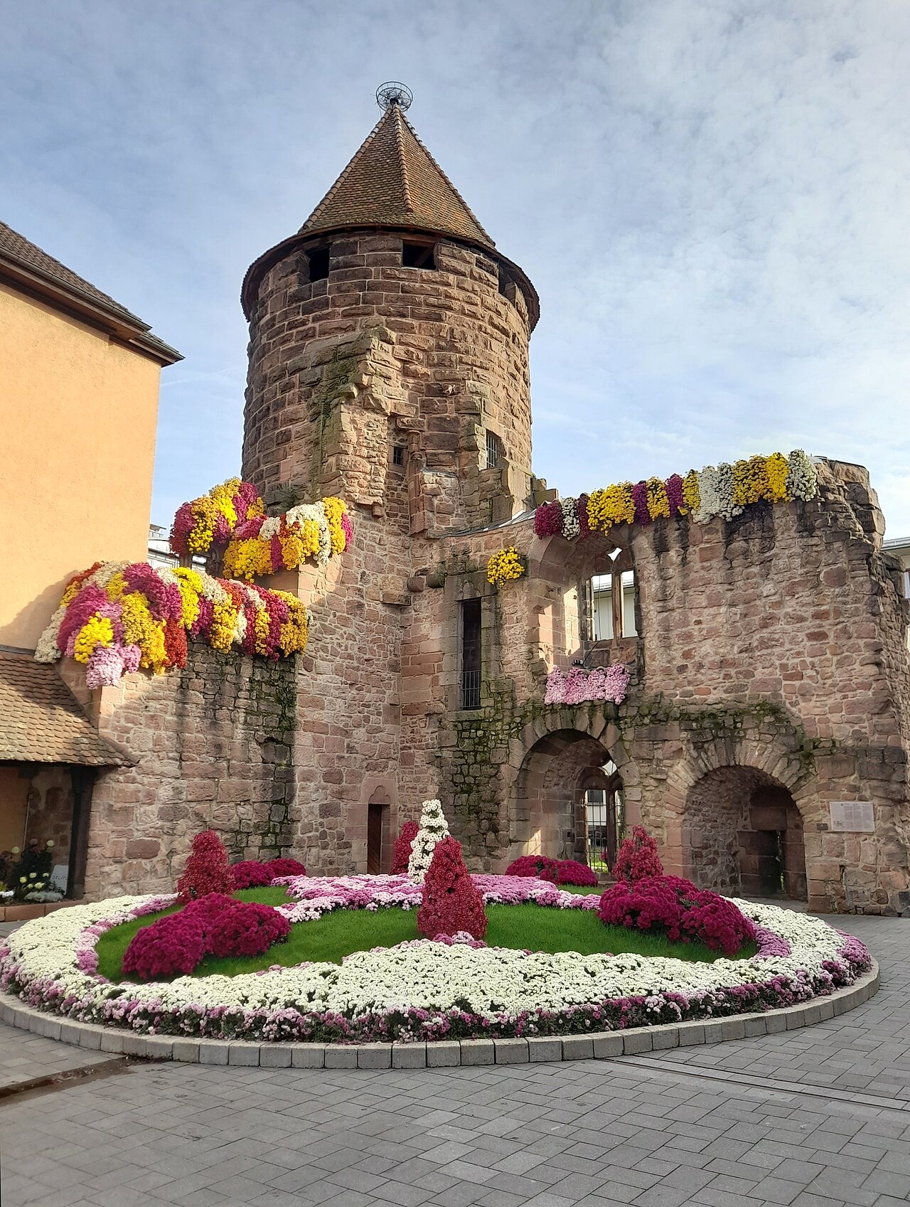 Der historische Storchenturm in [[ Lahr/Schwarzwald]] geschmückt mit Chrysanthemen