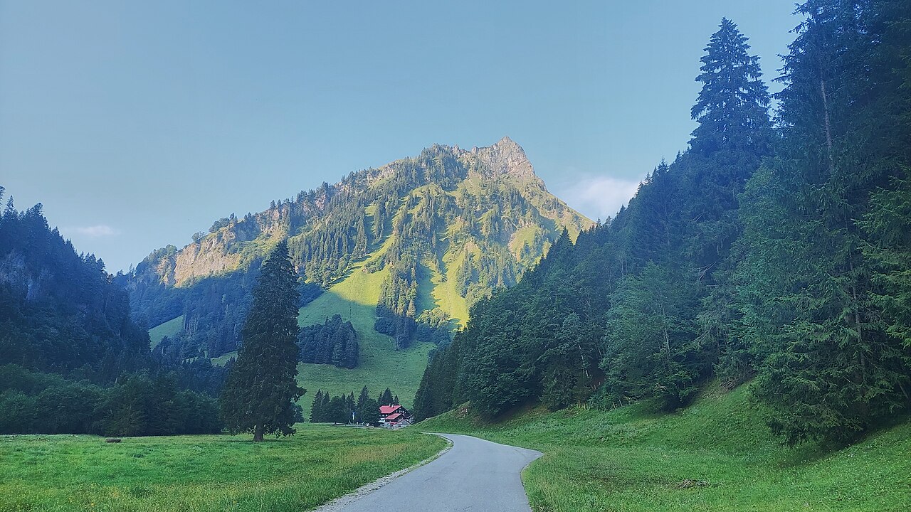 Giebelhaus in the Ostrach Valley and Giebel in the Allgäu Alps, view from northeast