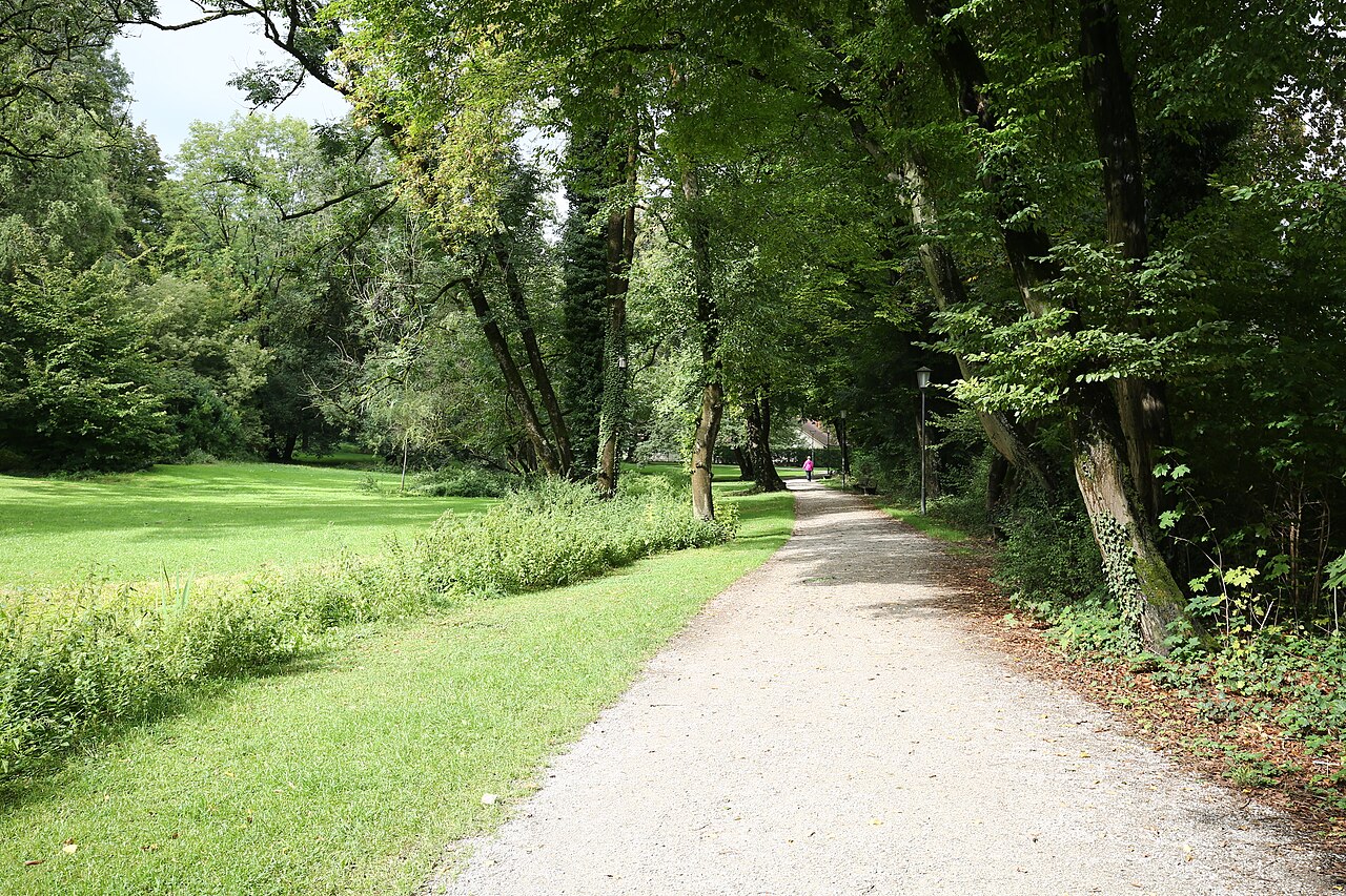 Der Gierlinger Park ist eine städtische Grünanlage im Münchner Stadtteil Thalkirchen