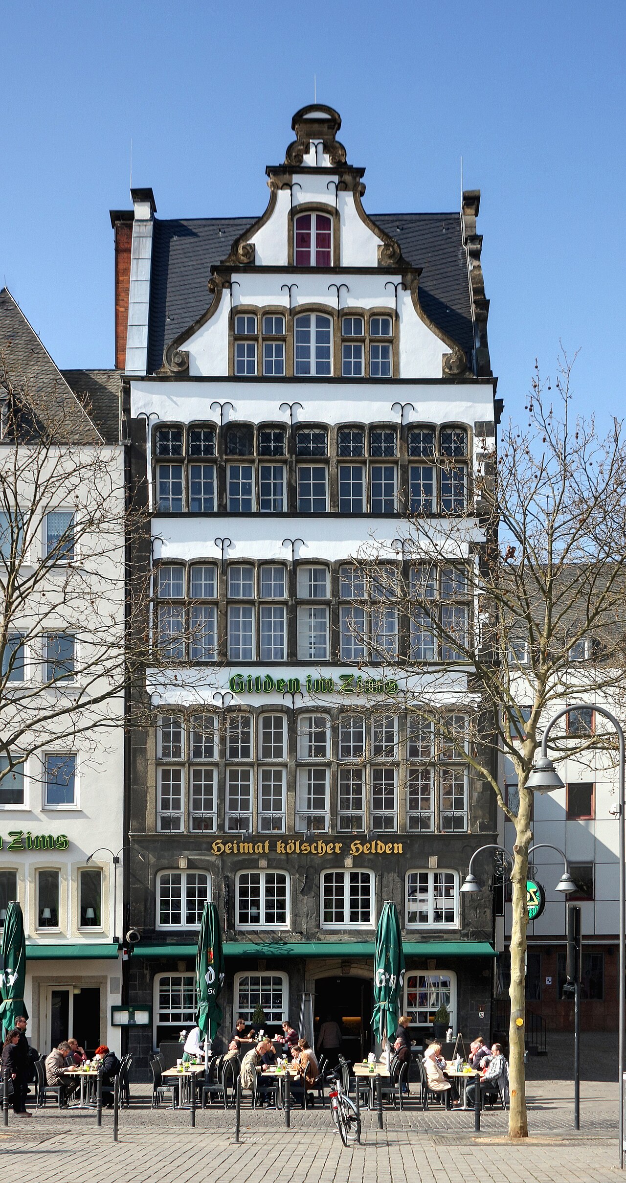 Denkmalgeschütztes Wohn- und Geschäftshaus „Gilden im Zims“ - „Heimat kölscher Helden“, ehemals Gasthaus zum St