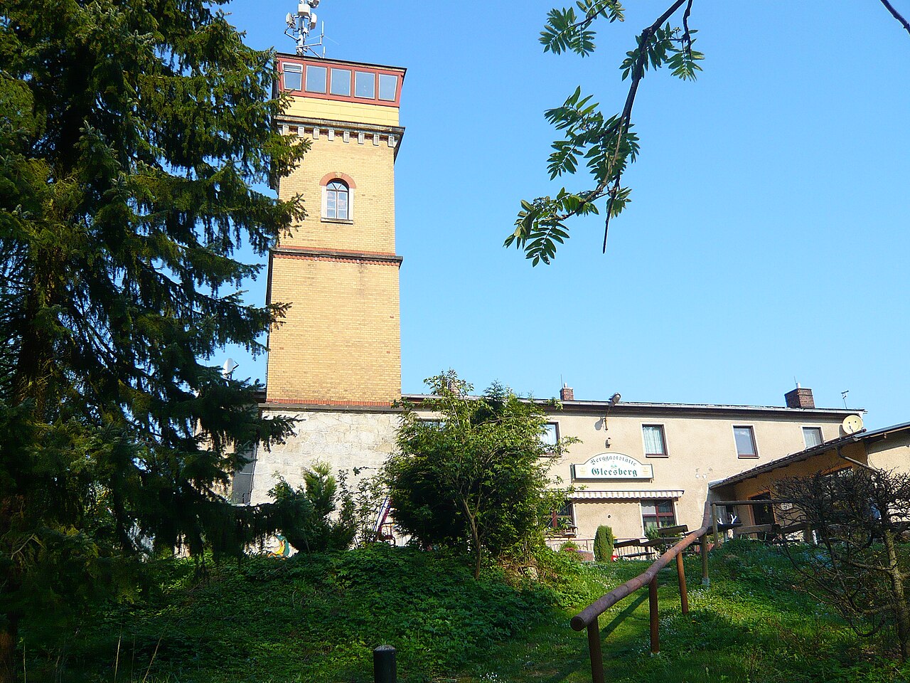 Gleesberg bei Schneeberg: Berggasthof mit Köhlerturm