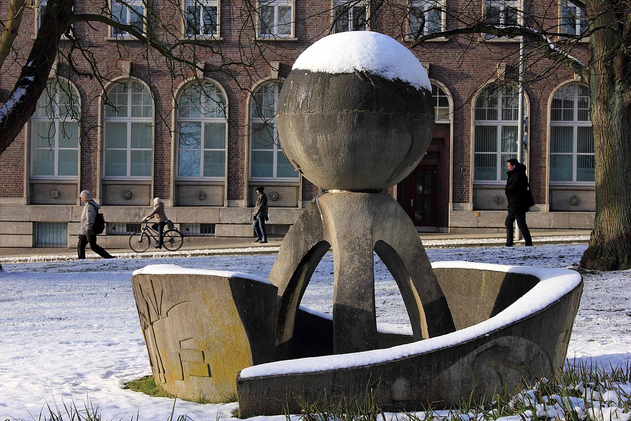 "Globus" (1958) von Ursula Hensel-Krüger vor der IHK zu Kiel in Kiel-Damperhof
