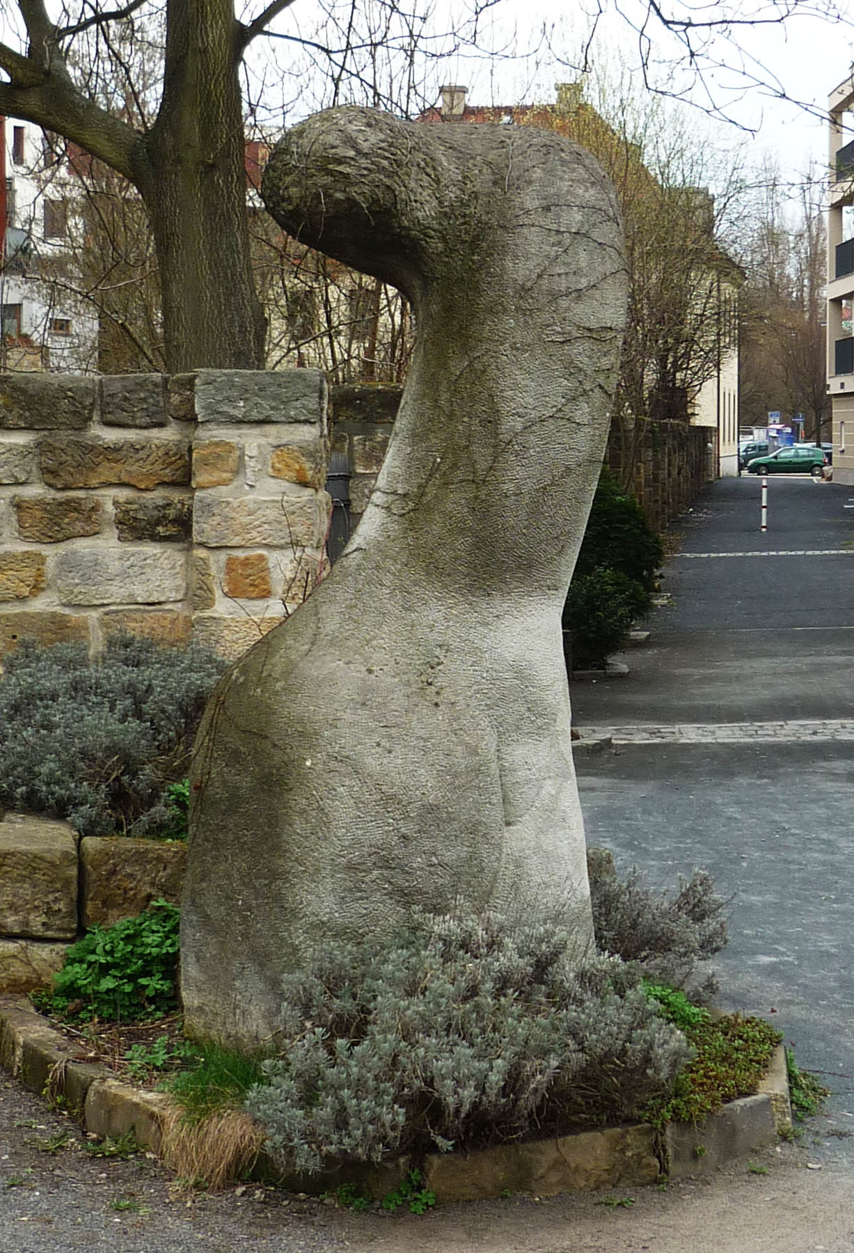 Skulptur "Gloria" von Philipp von Appen (Sandstein 1997) an der Schützengasse in Dresden (Umweltzentrum)
