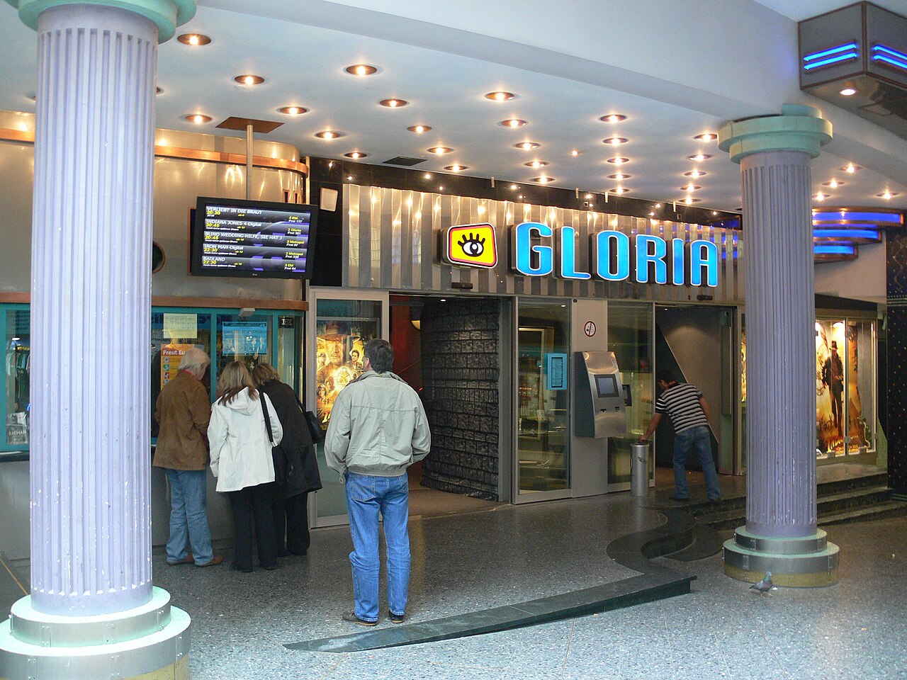 Stuttgart, Eingang zum Gloria-Kino in der Gloriapassage (Bolzstraße)