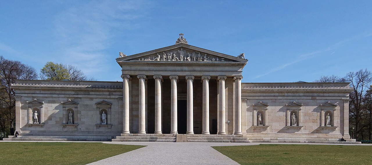 Aussenansichten vom Gebäude dear Glyptothek München aus verschiedenen Perspektiven