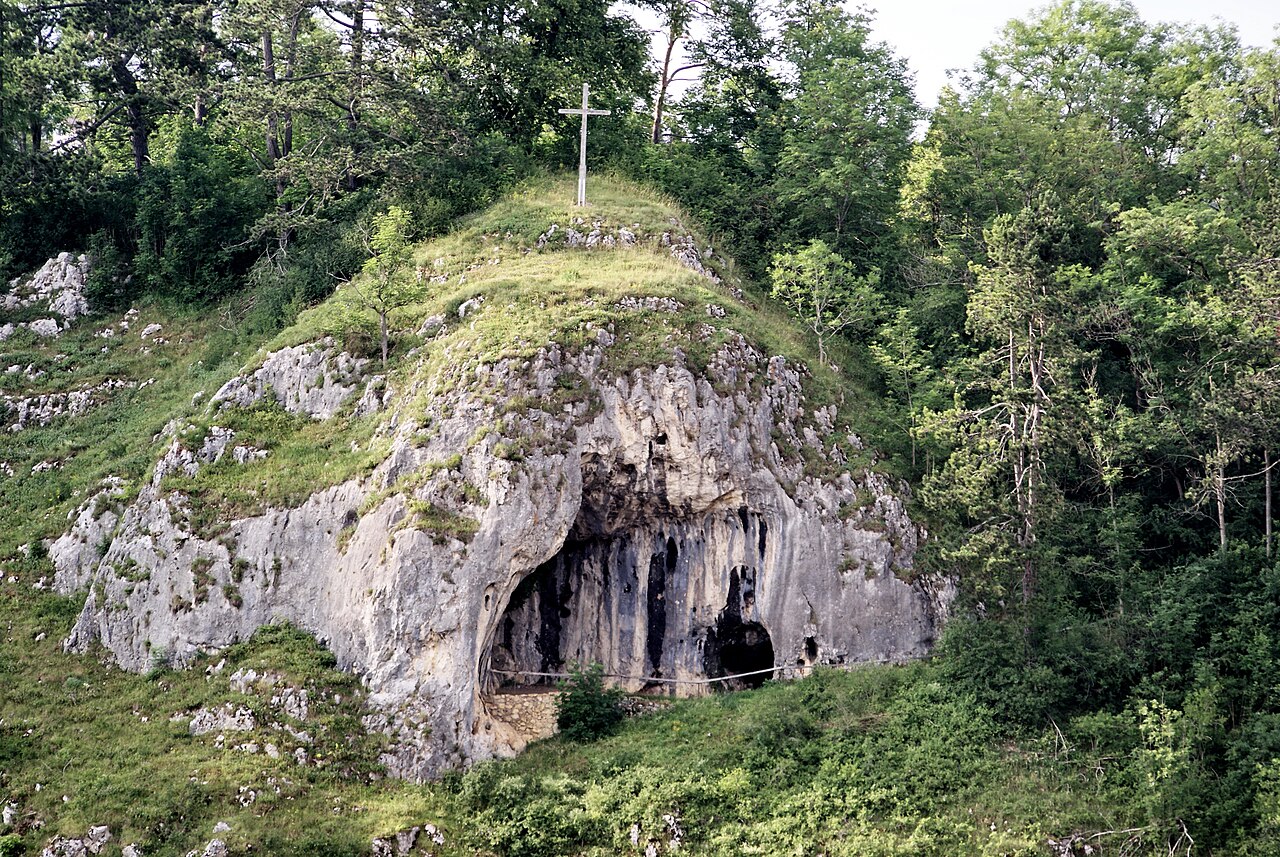 Die Göpfelsteinhöhle liegt auf einer Höhe von 660 m ü