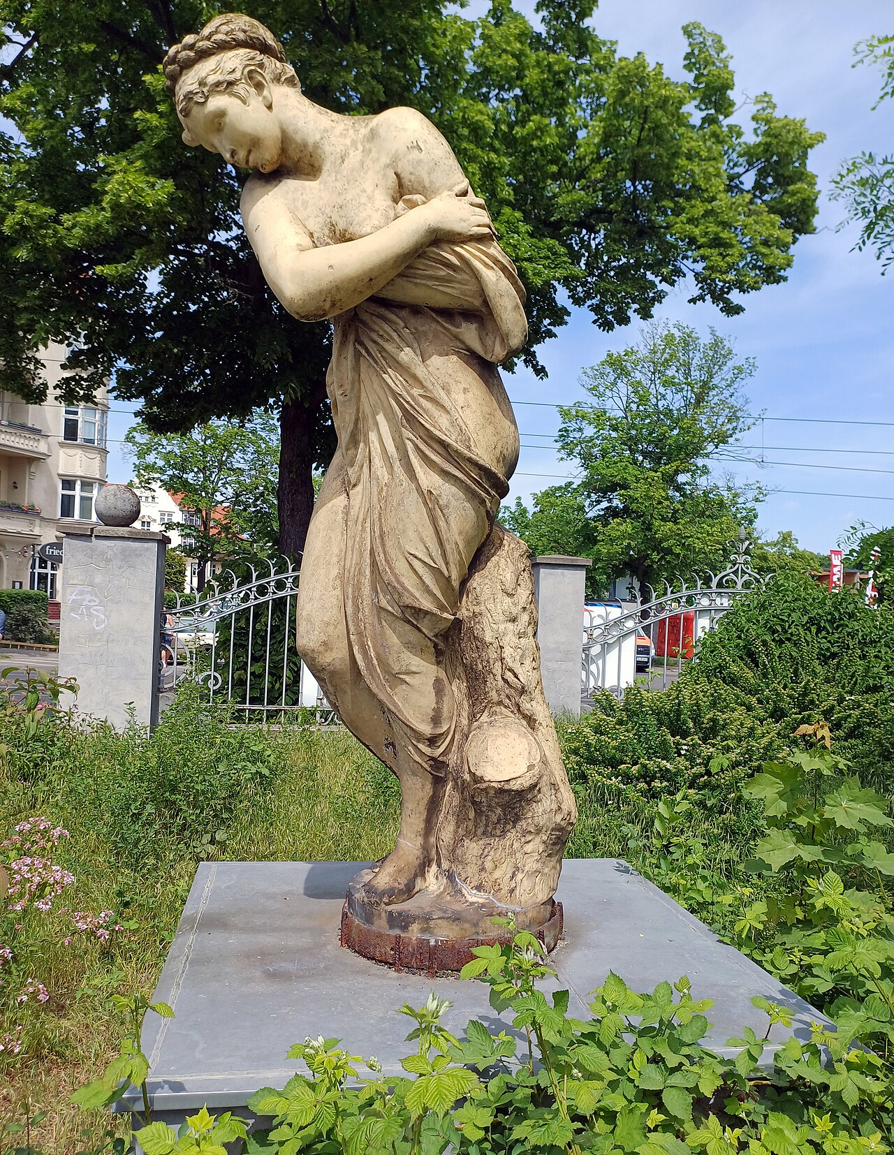 Sculpture, Venus, Hermann-Hesse-Straße 19, Berlin-Niederschönhausen , Germany