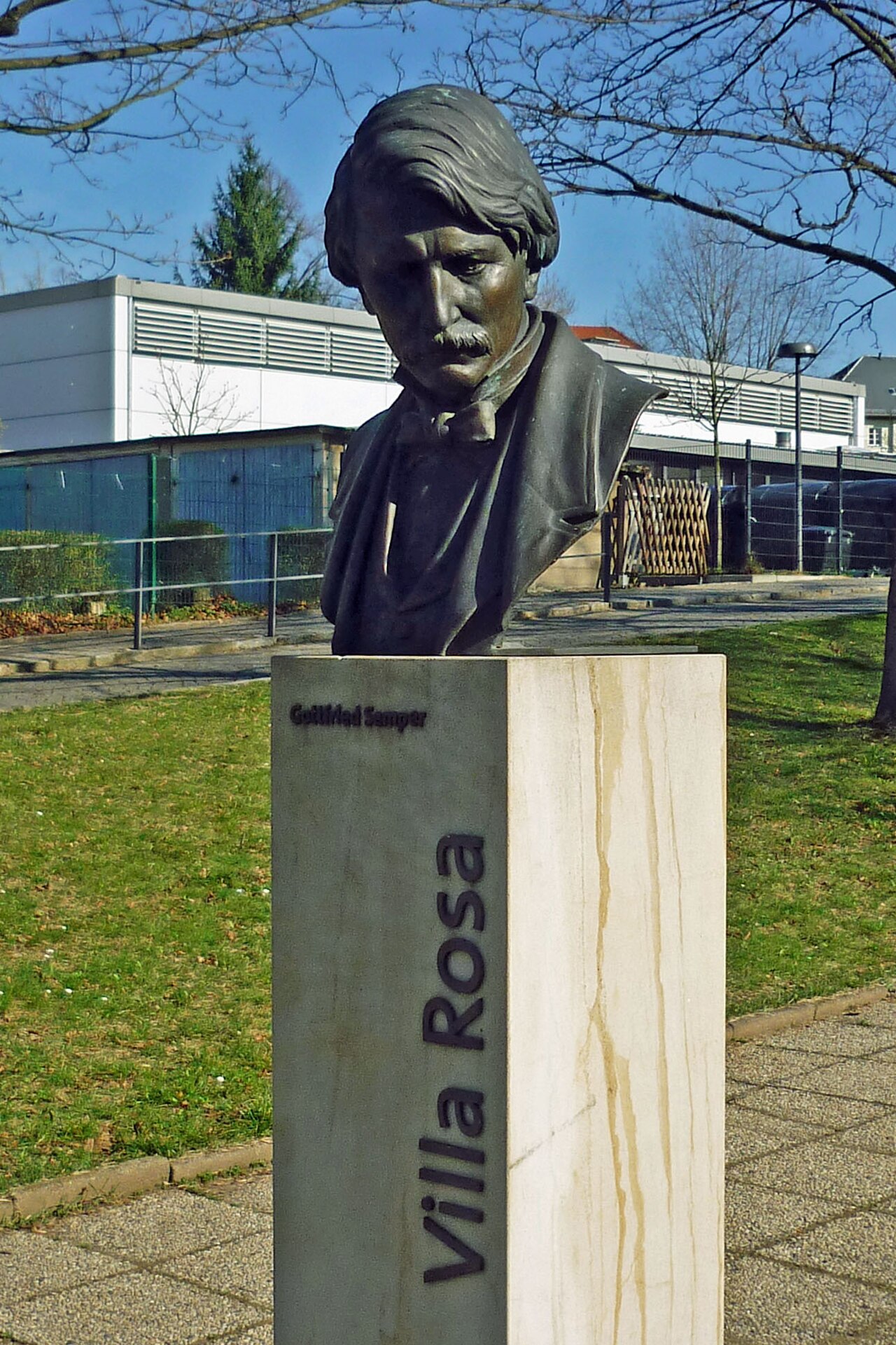 Stele zur Erinnerunga an die Villa Rosa von Gottfried Semper in der Löwenstr