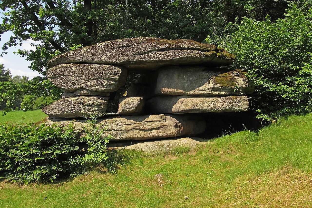 Das Naturdenkmal Grafenhäusl bei Schrems (NÖ) ist eine Felsformation mit starken Verwitterungen und Verschiebungen