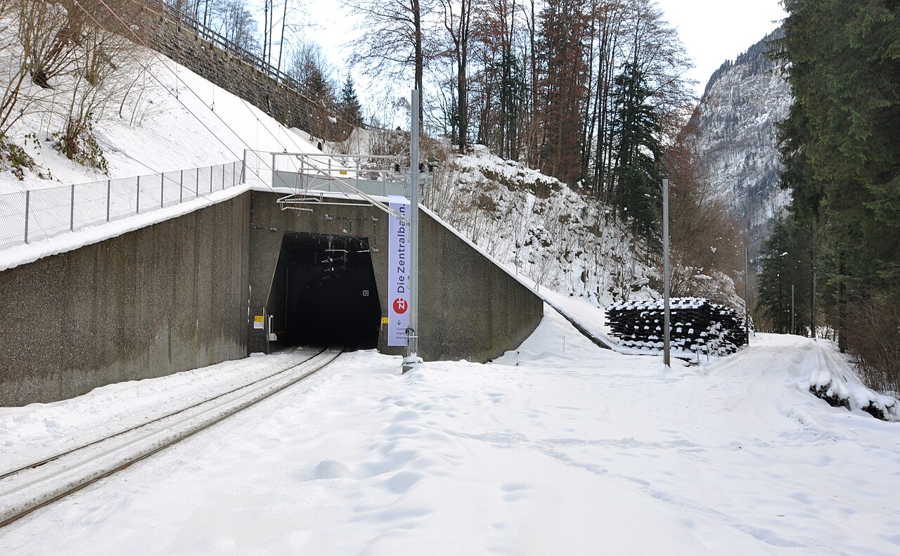 Tunnel portall of the Zentralbahn in the lower Aa gorge