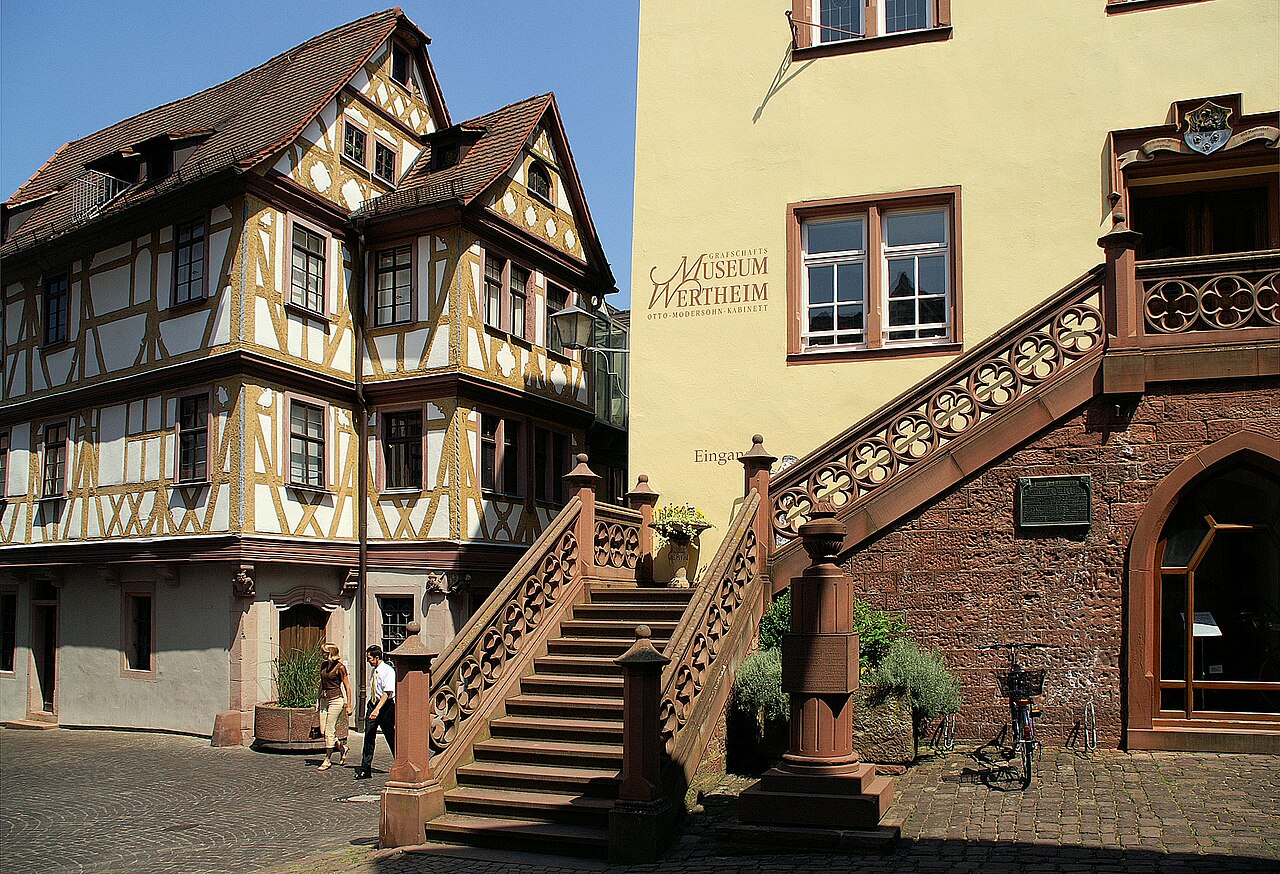 Freitreppe zum Grafschaftsmuseum, im Hintergrund das "Haus zu den Vier Gekrönten"