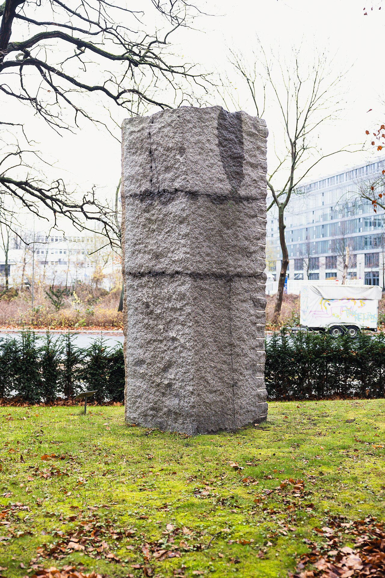 Ulrich Rückriem: Skulptur Grau Broby Granit, Schweden, Berlin 1986 in Berlin, Einsteinufer 1937