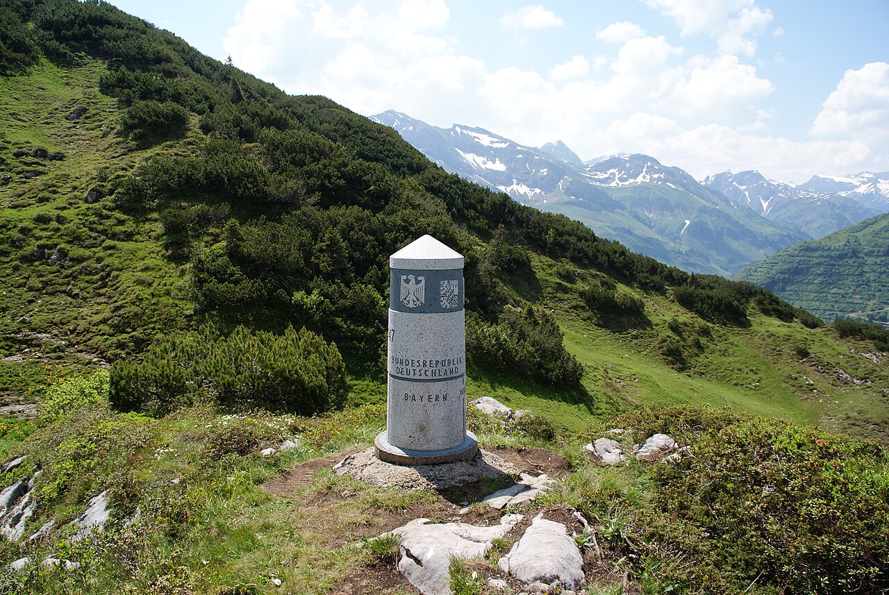 Grenzstein am südlichsten Punkt Deutschlands am Dreiländereck Bayern, Tirol, Vorarlberg nahe dem Haldenwanger Eck