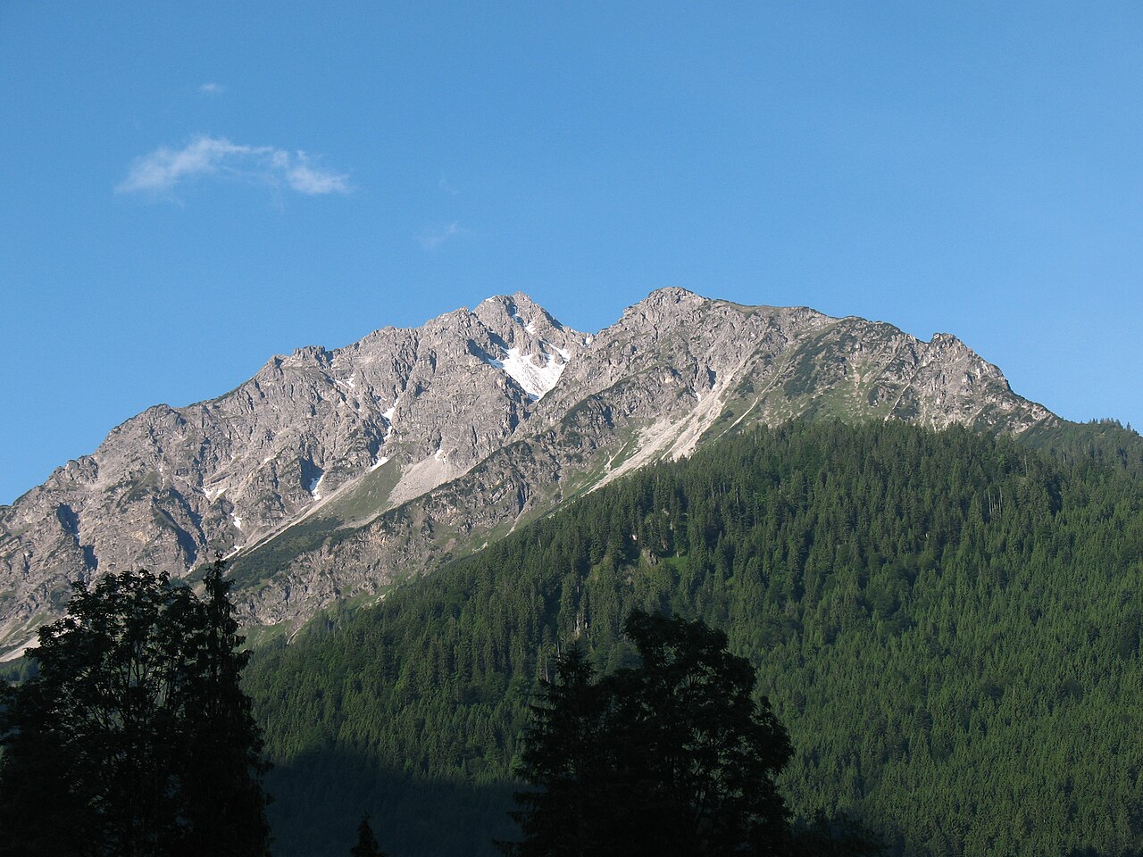 Blick vom Parkplatz nahe der Fellhornbahn auf Griesgundkopf (links, 2164 m) und Schartenkopf (rechts, 1977 m)