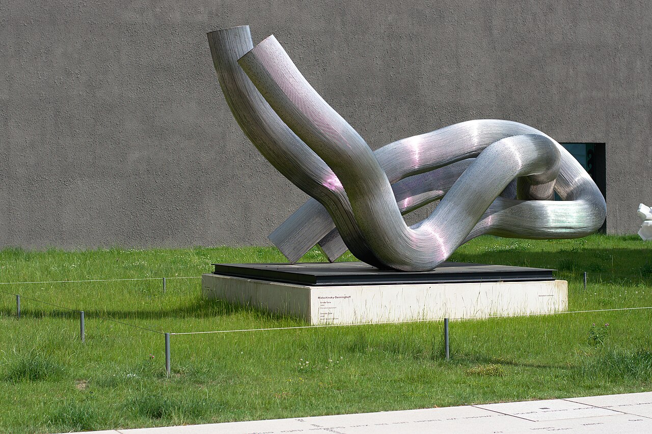 Die Skulptur Große Gaia an einem sonnigen Tag
