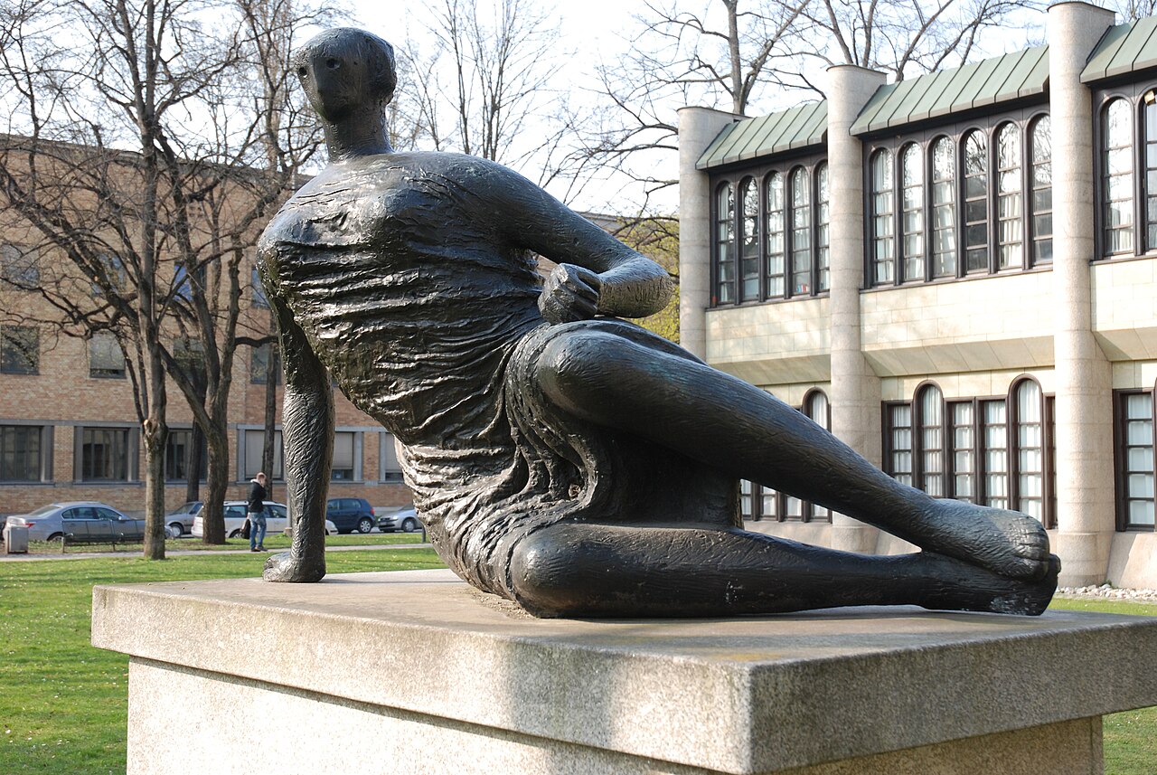 Henry Moore´s Grosse Liegende , in Skulpturenpark Pinakotheken in München