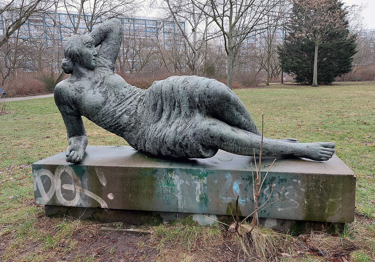 Sculpture, " Große Liegende " by Siegfried Krepp , 1971, Fennpfuhlpark, Berlin-Fennpfuhl , Germany