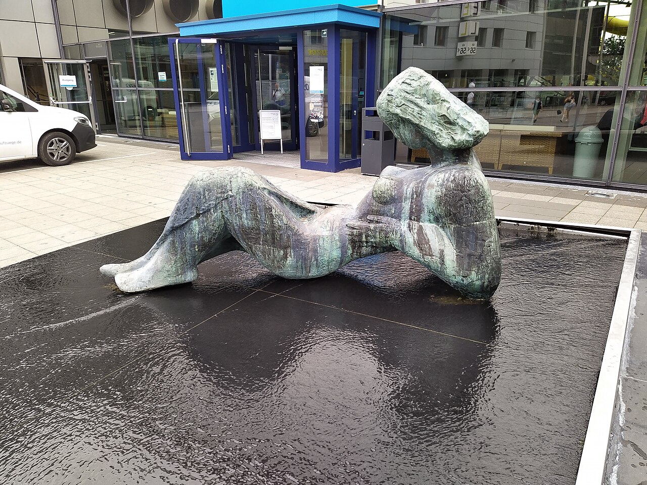 Skulptur "Große Liegende", Brunnen in Bielefeld auf dem Europaplatz