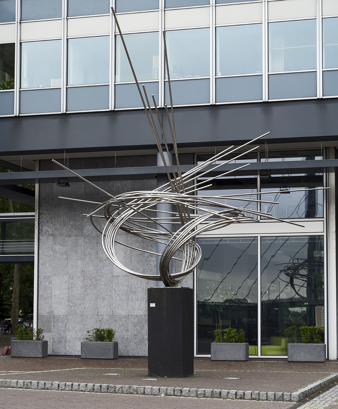 Große Mannesmann (1960), sculptur by Norbert Kricke, situated in Düsseldorf