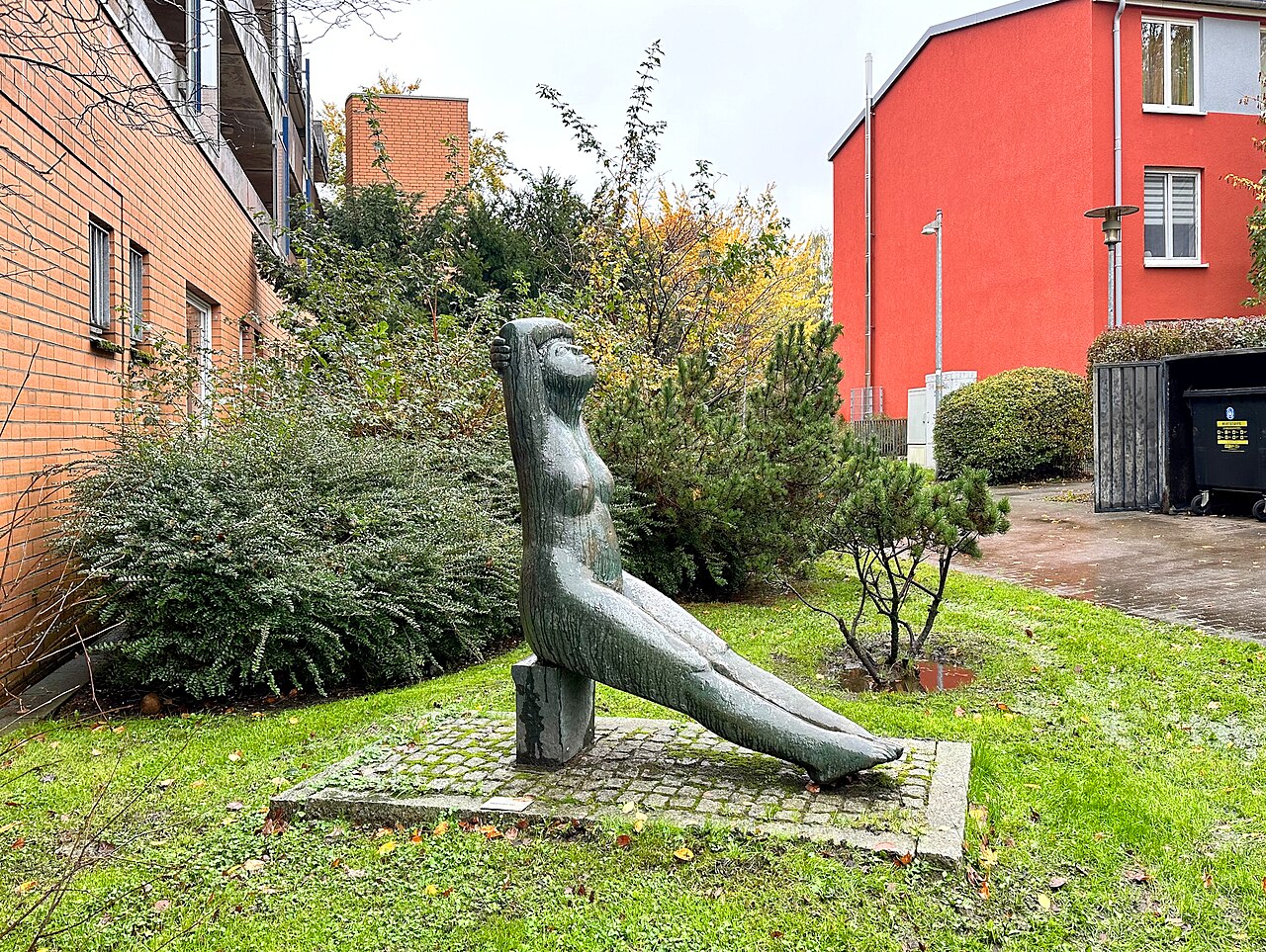 Bronzeskulptur "Große Marina" (1962) von Gustav Seitz , Netzestraße 14, Hamburg-Lurup