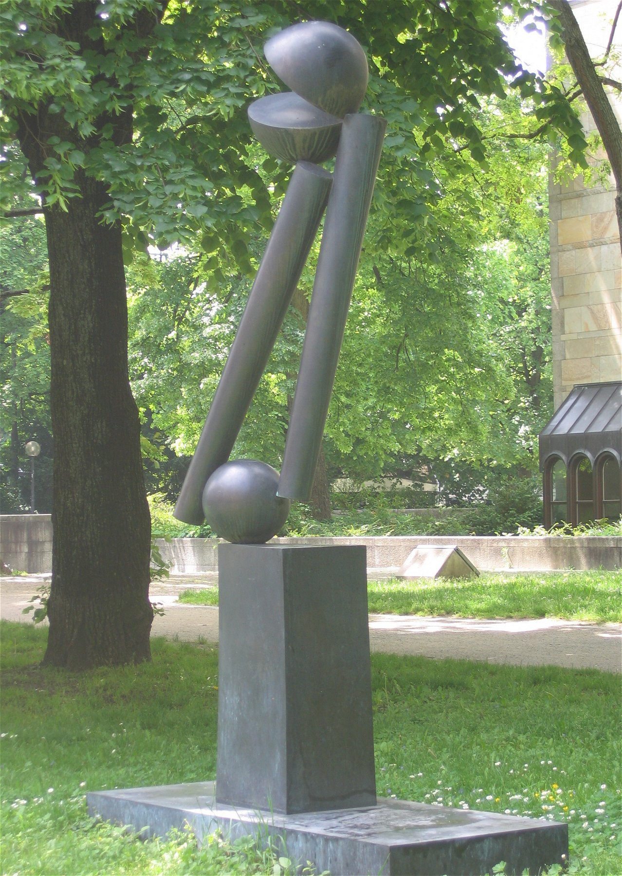 Fritz Koenig: Große zwei V, 1973, Bronzeguss, vor der Neuen Pinakothek in München