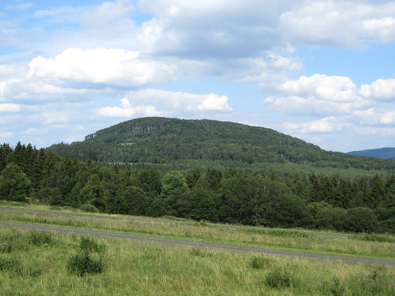 Der Große Auersberg (809 m) in der Rhön von Südwesten