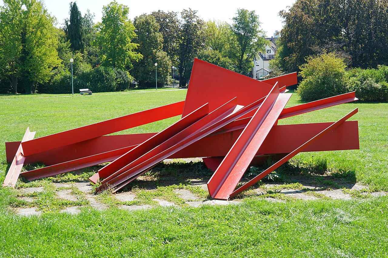 Großer Bug (1984/85), Skulptur von Christoph Freimann im Stadthallenpark vor der Stadthalle Sindelfingen