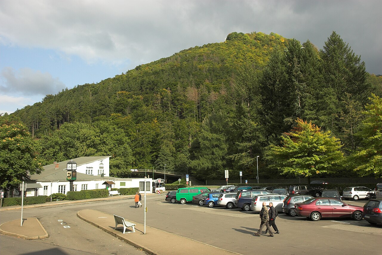 Die Talstation der Burgseilbahn in Bad Harzburg und der Große Burgberg mit dem Obelisken auf den Gipfel
