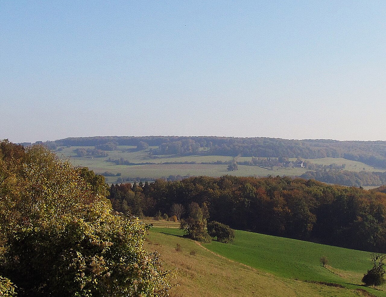 Der Kahlenberg bei Breitfurt mit dem Kirchheimer Hof vom Hang des Kalbenbergs aus gesehen