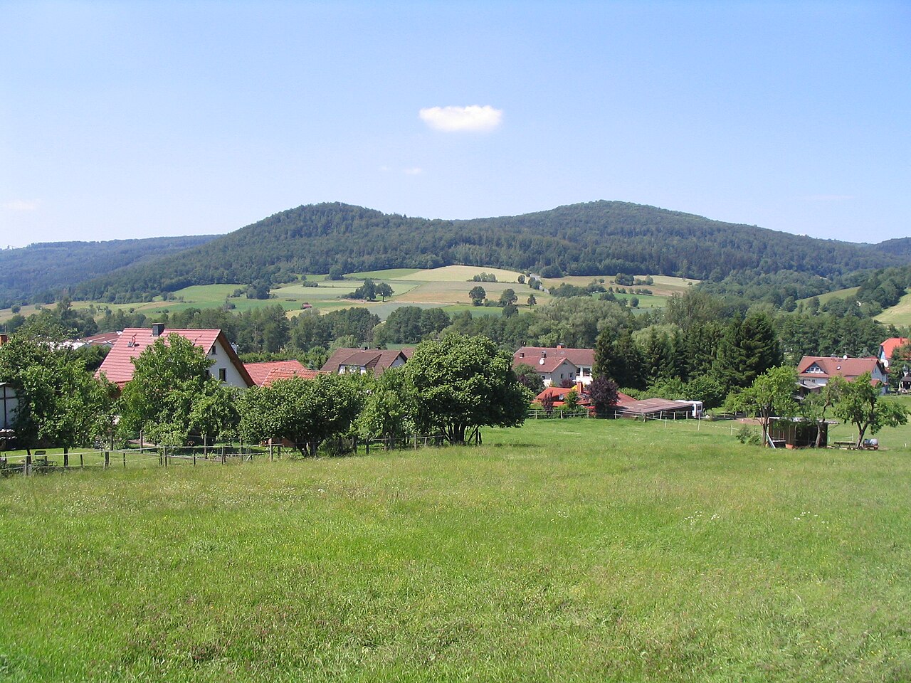 Blick von Oberzell in der Gemeine Sinntal nordwestwärts zum Kleinen (488 m) und Großen Nickus (558 m)