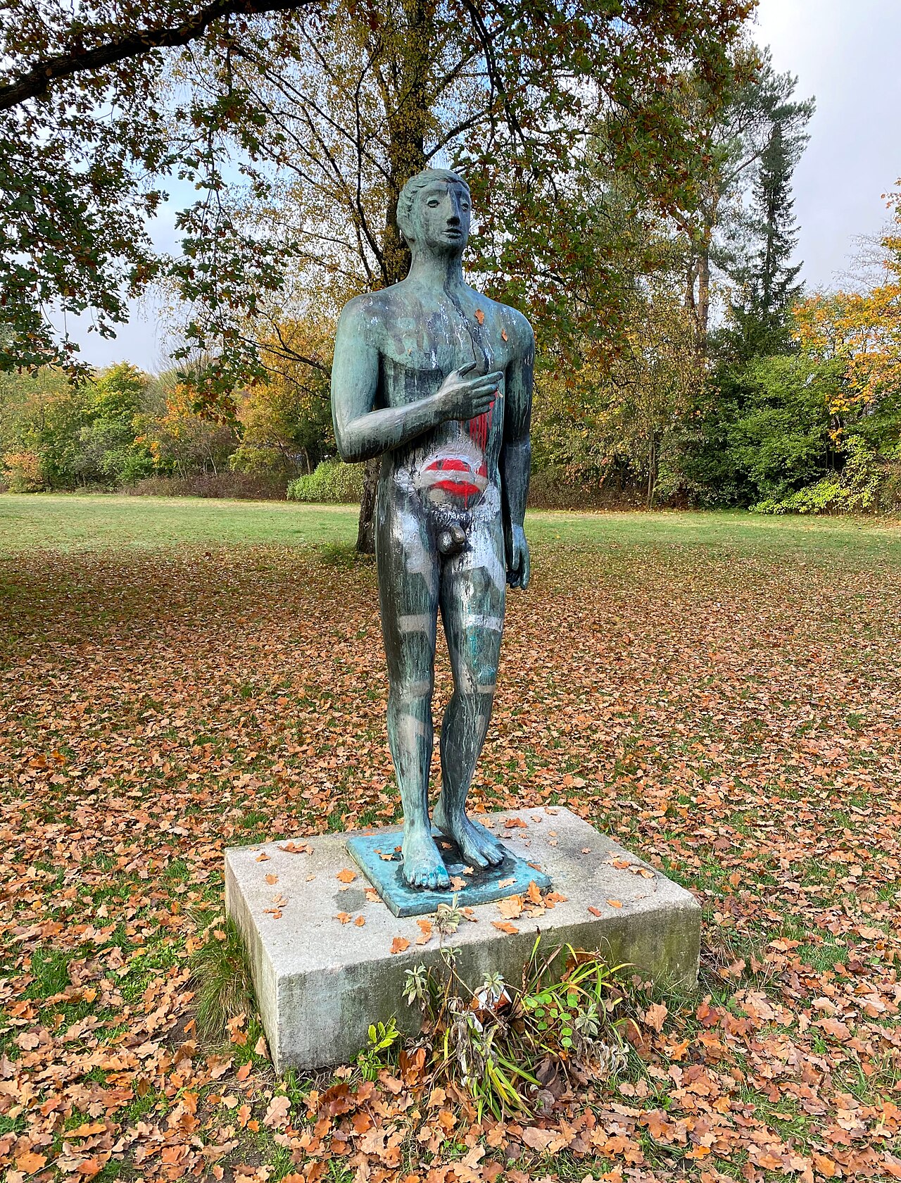 "Schreitender", Skulptur von Fritz Fleer in Hamburg-Langenhorn