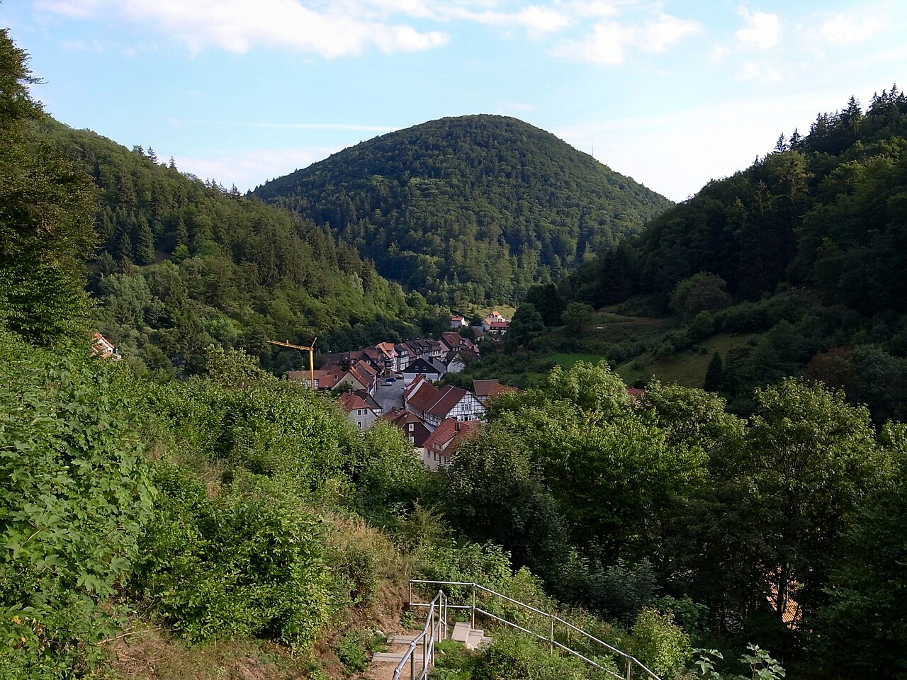 Großer Staufenberg, Aussicht vom Glockenturm in Zorge über den Ort in Richtung Süden