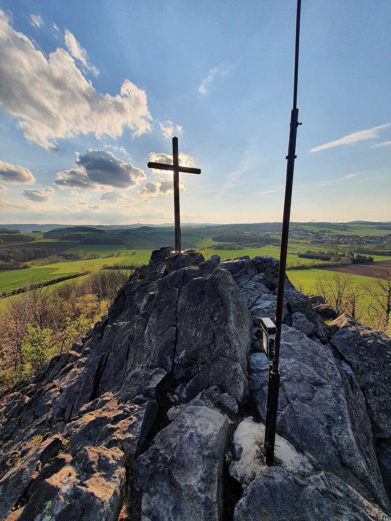 Hauptgipfel mit Gipfelkreuz am Naturdenkmal Großer Stein südlich von Leutersdorf (Oberlausitz)