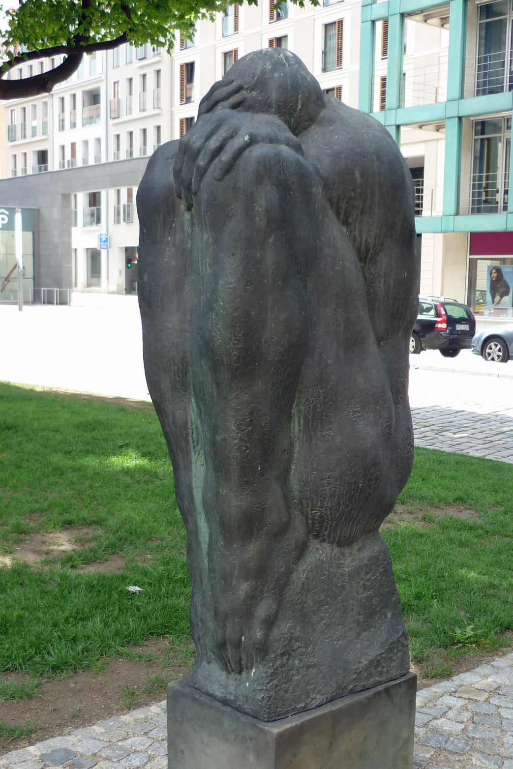 Großer Trauernder (1983) auf dem Georg-Treu-Platz in Dresden