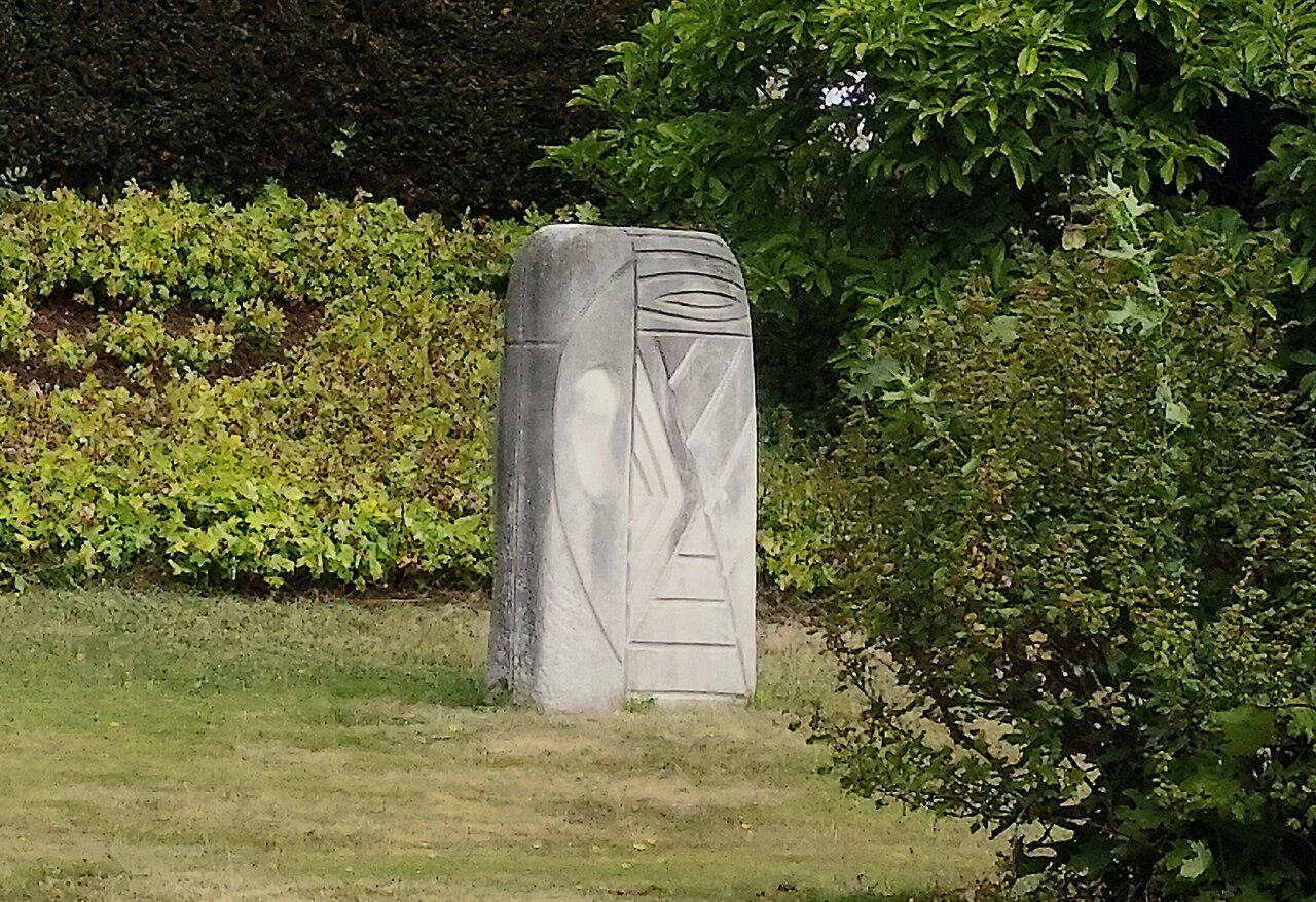 Skulptur Großer weißer Steinkopf (Rainer Kriester) in Goslar