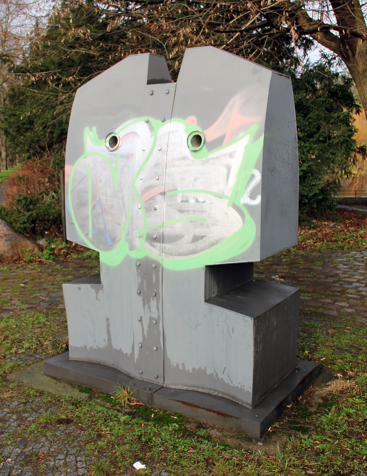Sculpture, " Großes Idol " by Dietrich Arlt-Aeras , 1984/85, Alt-Mariendorf 1, Berlin-Mariendorf , Germany